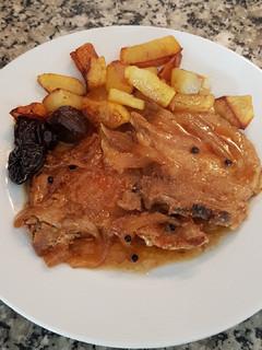 Una foto de Costilletas de cerdo en salsa con cebolla y ciruelas