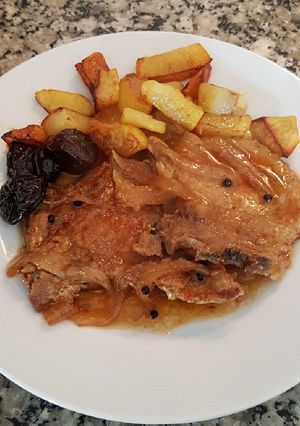 Una foto de Costilletas de cerdo en salsa con cebolla y ciruelas