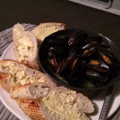 A picture of Garlic butter mussels.