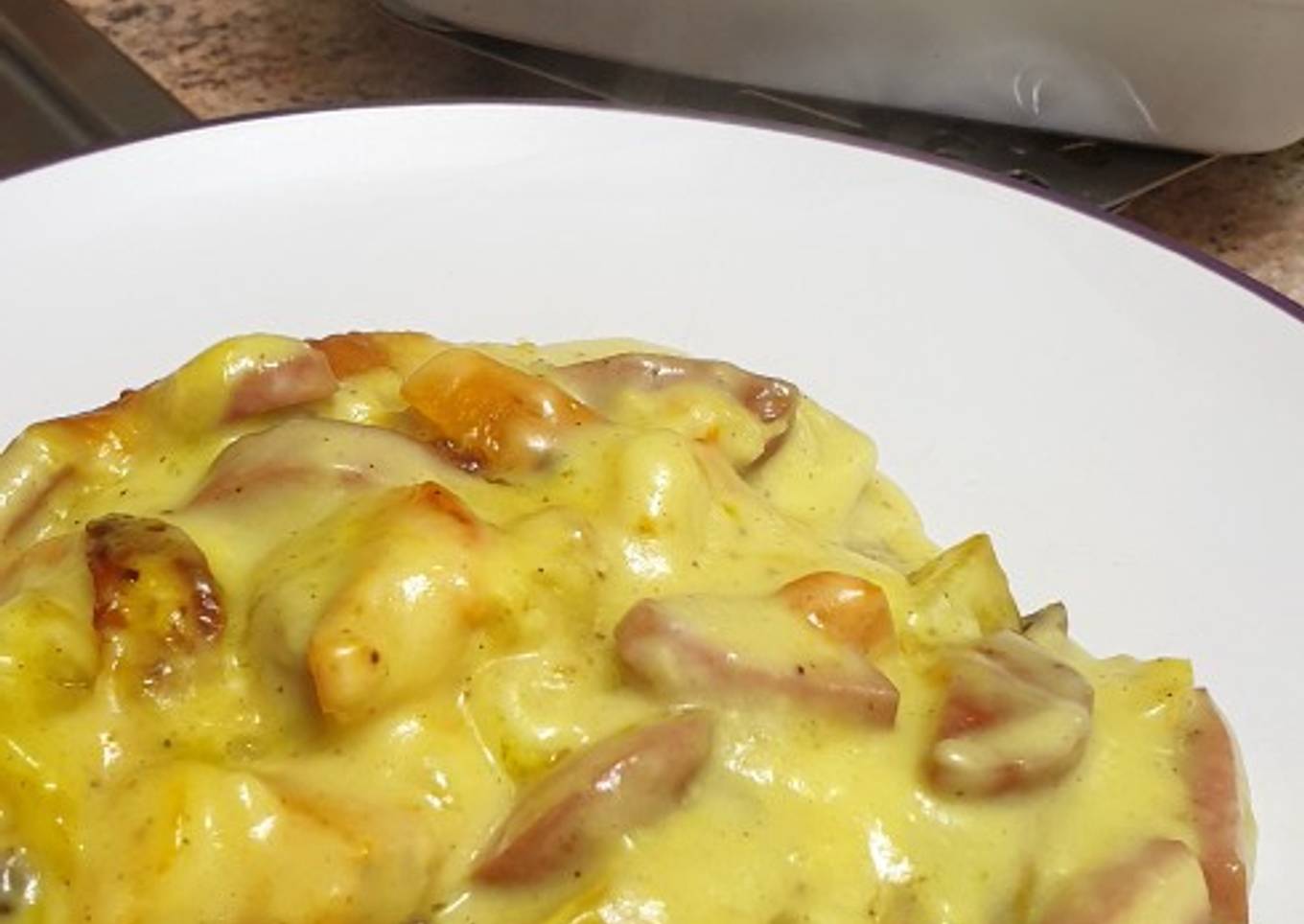 Salchipapas con calabaza asada y bechamel