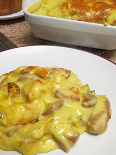 Una foto de Salchipapas con calabaza asada y bechamel