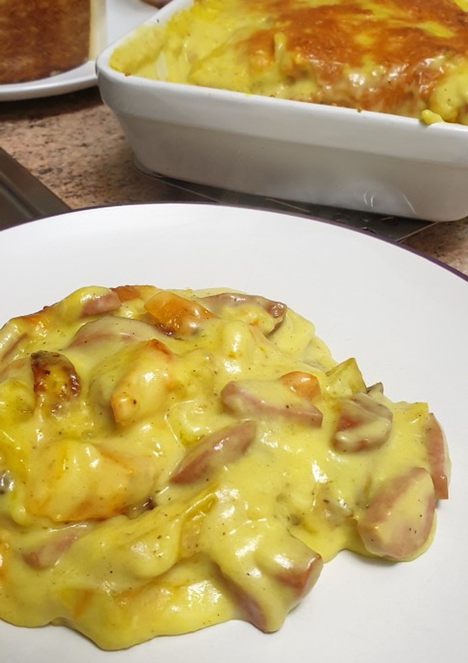 Una foto de Salchipapas con calabaza asada y bechamel