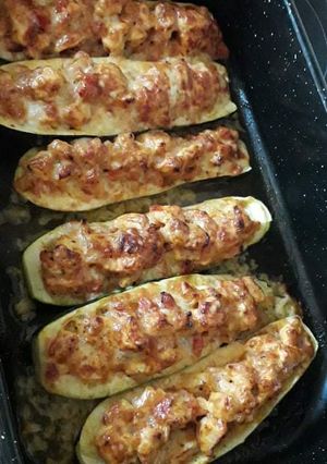 Paradicsomos csirkemellel töltött cukkini recept fotója