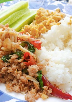 รูปของ กะเพราหมูสับเห็ดเข็มทองกับไข่คั่ว
