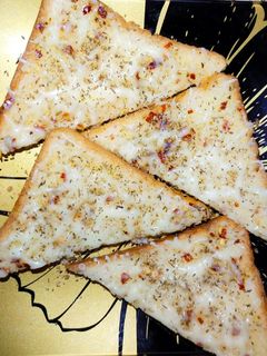 गार्लिक ब्रेड (garlic bread recipe in Hindi) रेसिपी मुख्य फोटो