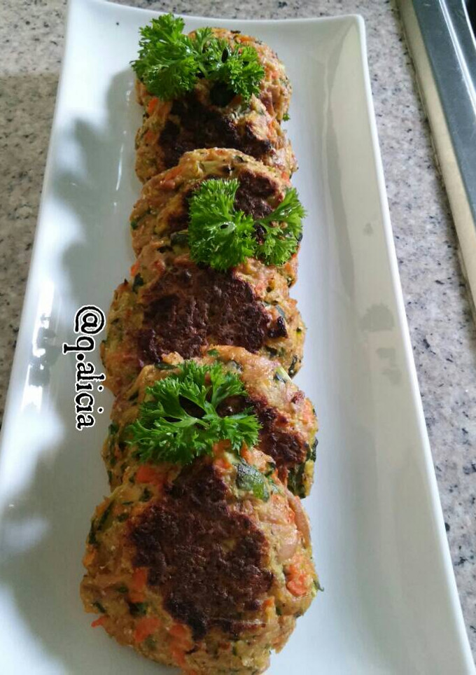 Una foto de Hamburguesitas de zucchini, zanahoria y atún