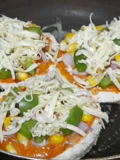 ચીઝ બર્સ્ટ બ્રેડ પીઝા (Cheese Burst Bread Pizza Recipe In Gujarati) રેસીપી મુખ્ય ફોટો