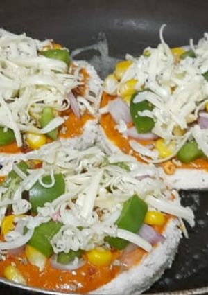 ચીઝ બર્સ્ટ બ્રેડ પીઝા (Cheese Burst Bread Pizza Recipe In Gujarati) રેસીપી મુખ્ય ફોટો
