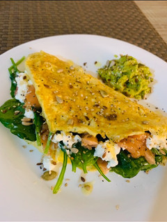 Una foto de Tortilla rellena de espinacas, salmón y queso 😋