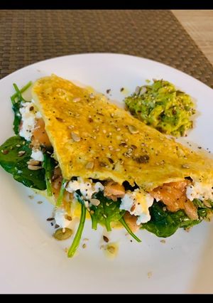 Una foto de Tortilla rellena de espinacas, salmón y queso 😋