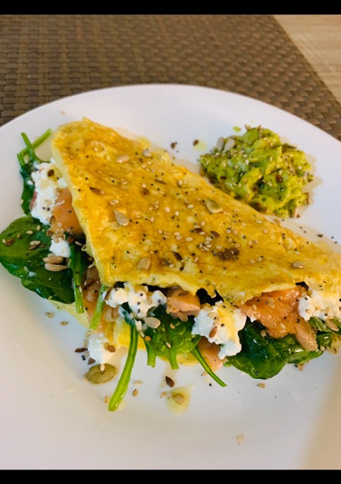 Una foto de Tortilla rellena de espinacas, salmón y queso 😋