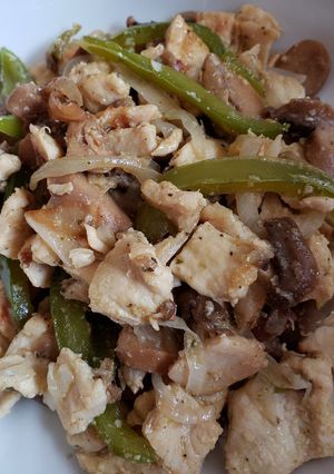 Una foto de Pollo con champiñones