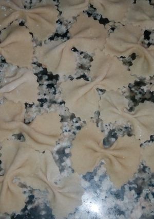 A picture of Farfalle (bow tie) pasta.
