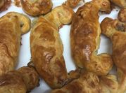 Una foto de croissant de jamón y queso