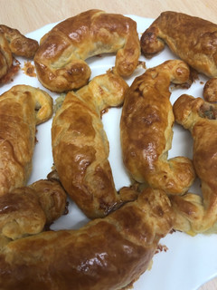 Una foto de 280. Croissant de jamón york y queso roquefort (almuerzo)