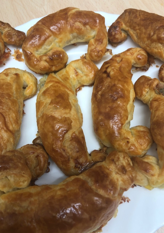 Una foto de 280. Croissant de jamón york y queso roquefort (almuerzo)