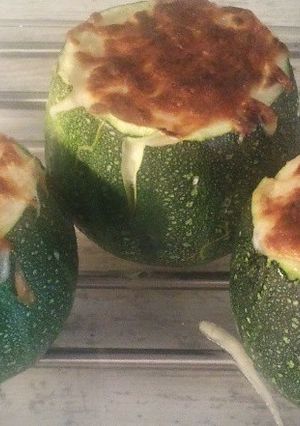 Una foto de Calabacines redondos rellenos de pollo