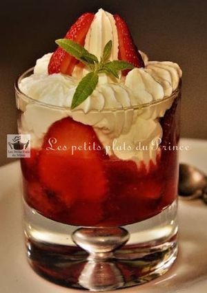Une photo de Coupe de fraises à la verveine citronnelle et chantilly