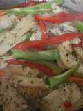Bacalao al ajillo y vegetales salteados