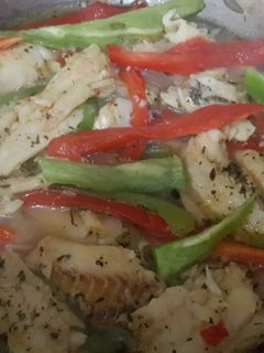 Una foto de Bacalao al ajillo y vegetales salteados