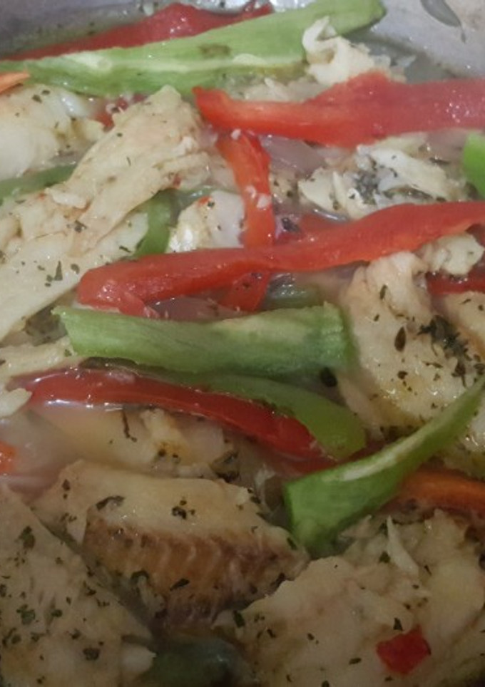 Una foto de Bacalao al ajillo y vegetales salteados