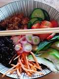 Poke Bowl con riso venere, salmone fresco, avocado e fragole