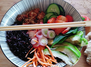 Foto di Poke Bowl con riso venere, salmone fresco, avocado e fragole