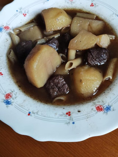 Una foto de Estofado de ternera con macarrones