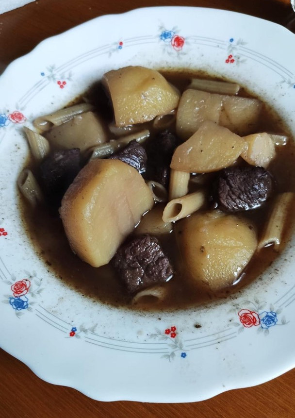 Una foto de Estofado de ternera con macarrones
