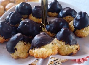 Una foto de Coquitos bañados con chocolate receta de Doña Petrona