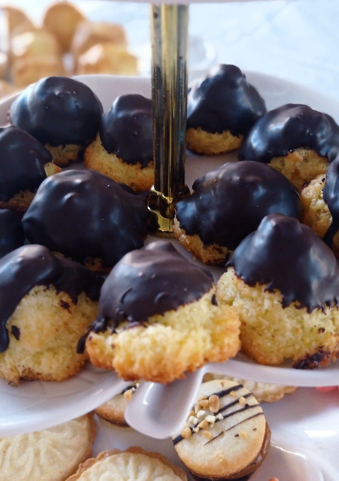Una foto de Coquitos bañados con chocolate receta de Doña Petrona