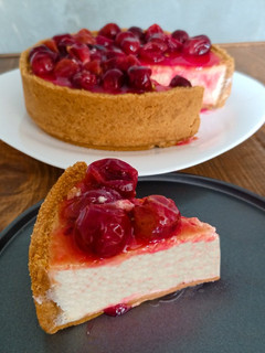 Una foto de Cheesecake con compota de uva🍇