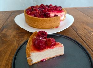 Una foto de Cheesecake con compota de uva🍇
