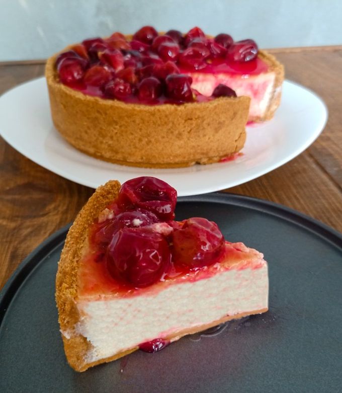 Una foto de Cheesecake con compota de uva🍇