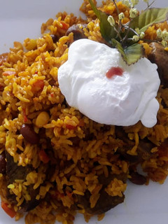 Una foto de Arroz con Carne de Res y Huevo Escalfado a lo Carmelita