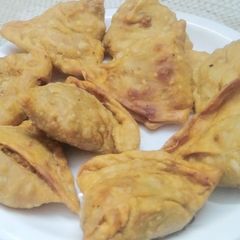 A picture of Aloo ke samose.