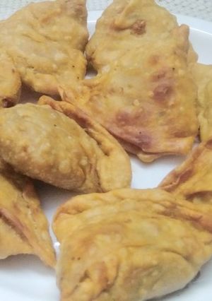 A picture of Aloo ke samose.