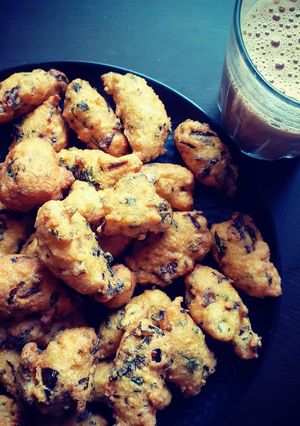 A picture of Moong dal pakode.