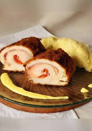 Una foto de 🎗️🎖️Supremas Cordon Bleu especiales 🎗️ con salsa crema de mostaza 🎖️🎗️ #pechugadepollo
