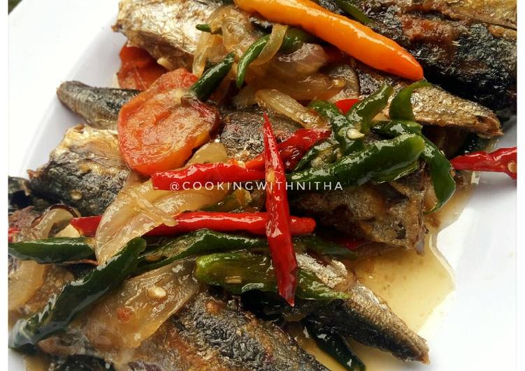 6 Resep: Tumis Ikan Pindang Keranjang Cabe Hijau Anti Gagal!