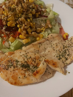 Una foto de Filete de pollo con ensalada!!