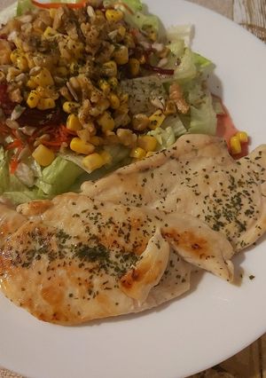 Una foto de Filete de pollo con ensalada!!