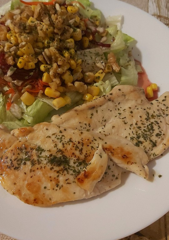Una foto de Filete de pollo con ensalada!!