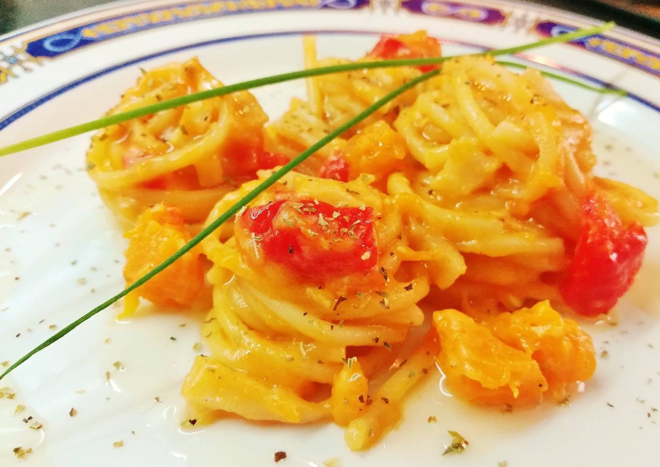 Espaguetis con calabaza y pimiento rojo