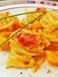 Una foto de Espaguetis con calabaza y pimiento rojo