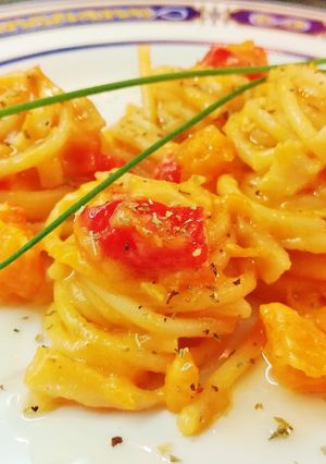 Una foto de Espaguetis con calabaza y pimiento rojo