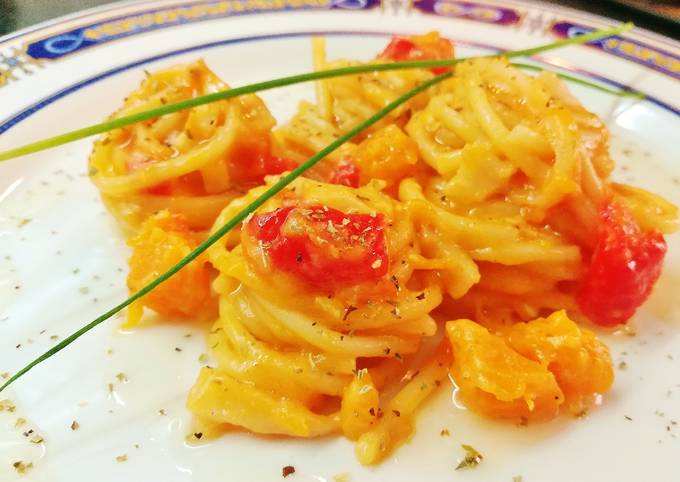 Foto principal de Espaguetis con calabaza y pimiento rojo