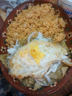 Una foto de Chilaquiles con huevo en salsa verde