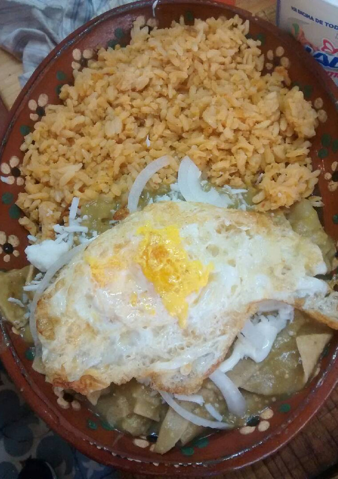 Una foto de Chilaquiles con huevo en salsa verde