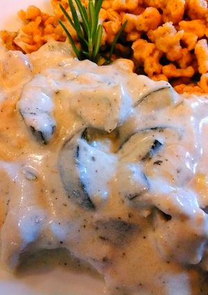 Cukkinis, tejszínes, rozmaringos csirkemell recept fotója
